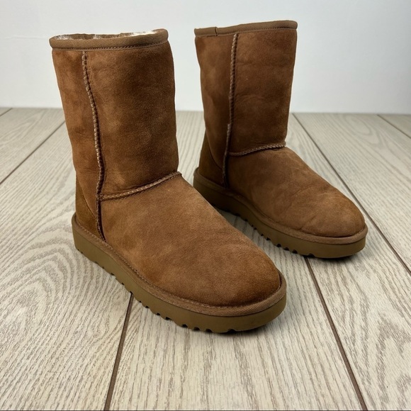 UGG Classic II Genuine Shearling Lined Short Boot US5 Chestnut Suede $170 - Picture 1 of 11
